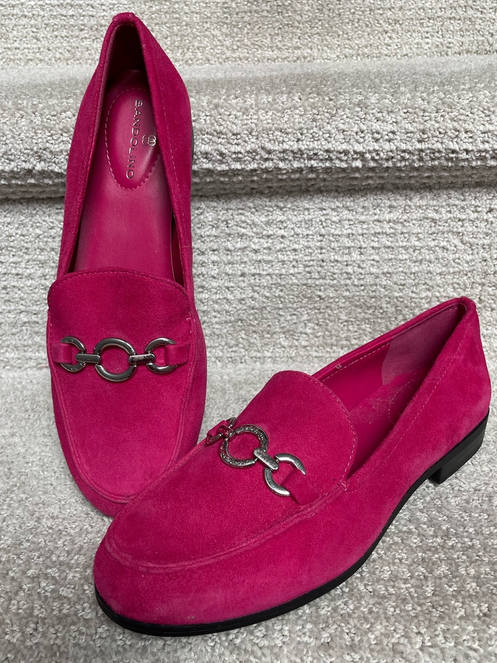 Bandolino Lehain Fuchsia Pink Suede Loafers Silver Chain Accent Size 7